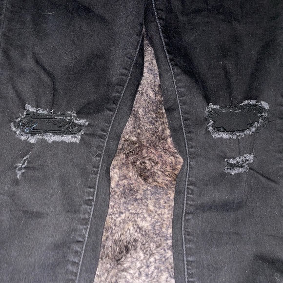 Women’s black skinny Levi’s 30w 28L with ripped knee - Picture 3 of 4